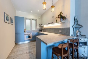 Kjøleskap, mikrobølgeovn, ovn og kokeplater