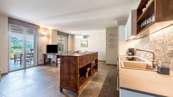 Refrigerador, microondas, horno y parrilla de estufa