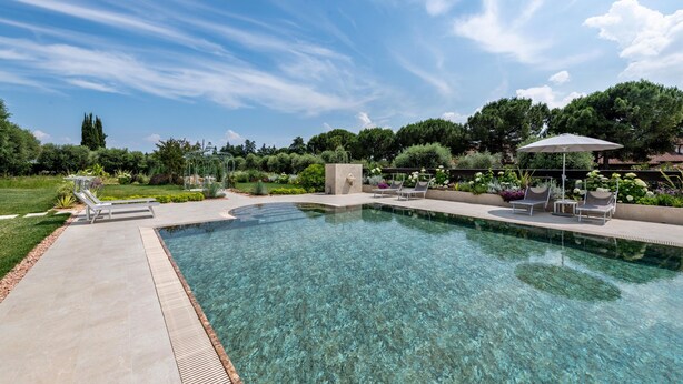 A clear swimming pool with lounge chairs and a garden area. - Apartment 'Abaye 6 Cabernet - Charm' with Shared Pool, Wi-Fi and Air Conditioning (Soiano del Lago)