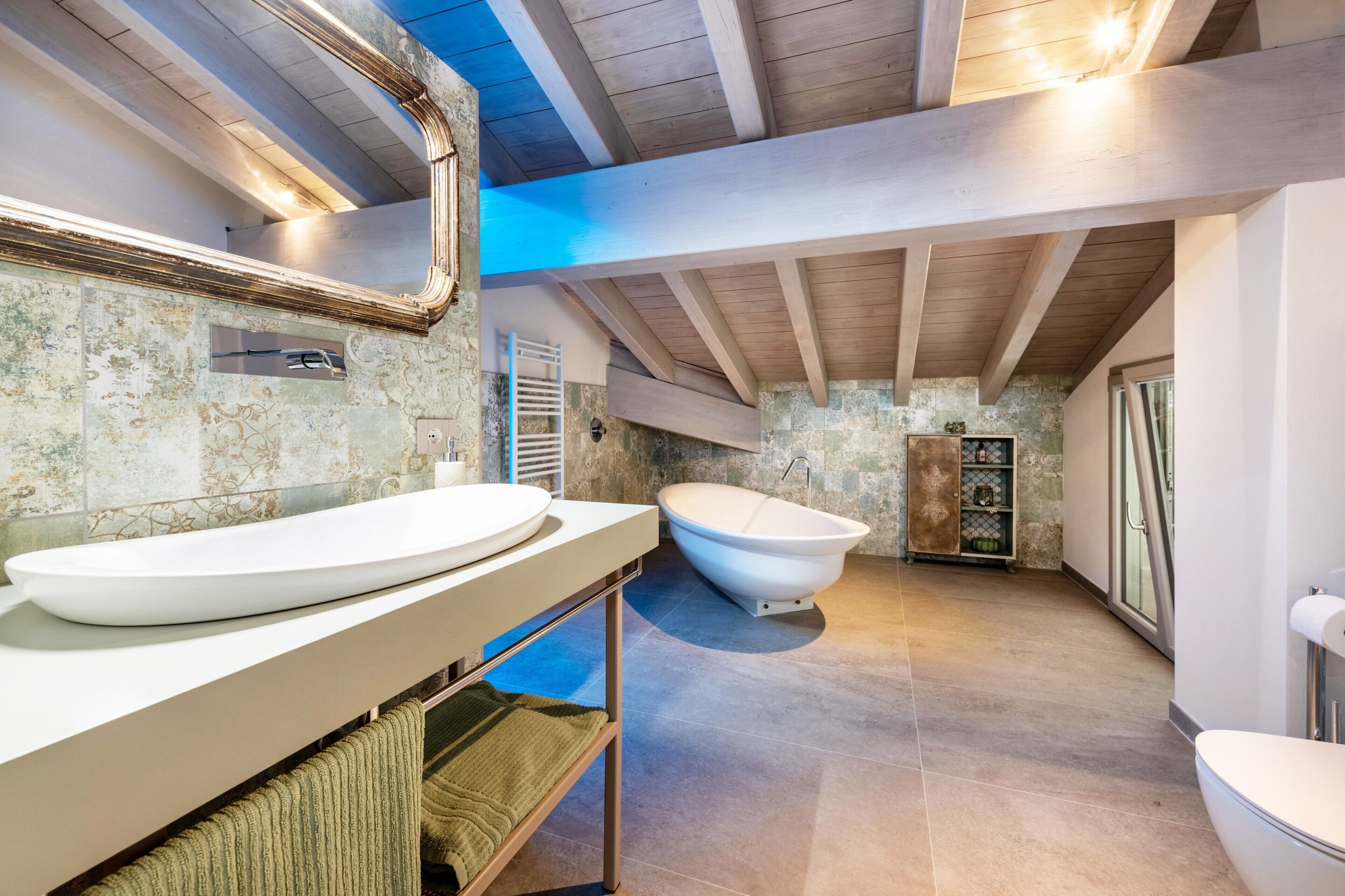 Een douche, een haardroger, handdoeken