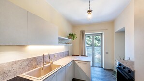 Een moderne keuken met een ingebouwde kookplaat, een spoelbak en een aanrecht.