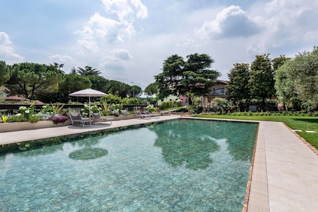 Piscina. Casa vacanze 'Abaye 3 Chianti Charm' con vista lago, Wi-Fi e aria condizionata