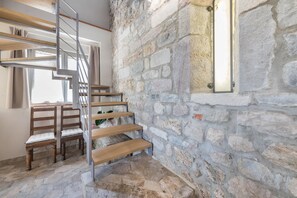 Interior - Holiday Home 'Abaye 3 Chianti Charm' with Lake View, Wi-Fi and Air Conditioning (Soiano del Lago)