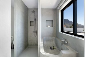 Douche, sèche-cheveux, serviettes fournies