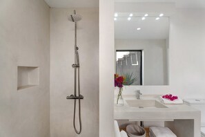 Regadera, secadora de cabello, toallas 