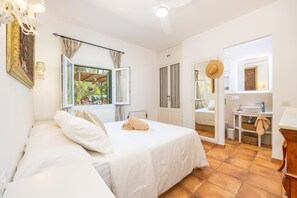 2 bedrooms, iron/ironing board, free WiFi, bed sheets