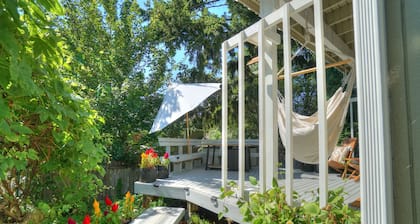 Modern comfort, remodeled, A/C, free parking
