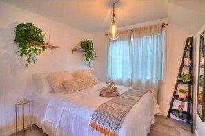 1 habitación, escritorio, tabla de planchar con plancha y cuna de viaje