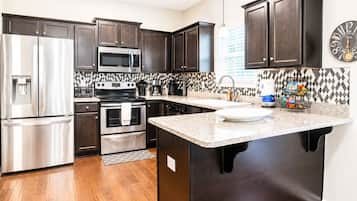 Coffee/tea maker, fridge, microwave, oven