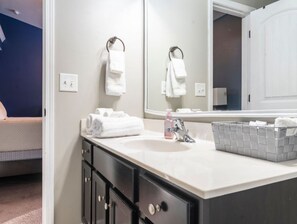 Sèche-cheveux, serviettes fournies, savon, shampoing