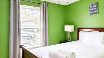 3 bedrooms, desk, iron/ironing board, travel crib