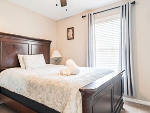 3 chambres, bureau, fer et planche à repasser, lit parapluie