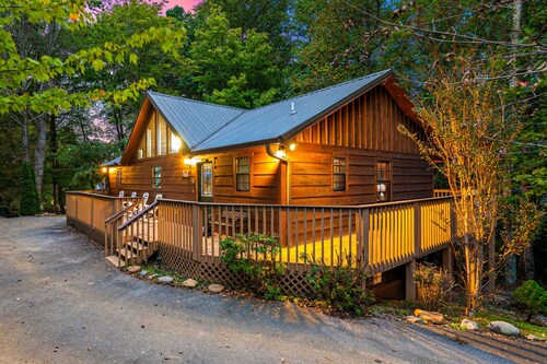 Smoky Mtn cabin w/ hot tub, firepit, game room, deck, & free attraction tickets