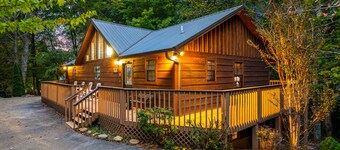 Smoky Mtn cabin w/ hot tub, firepit, game room, deck, & free attraction tickets