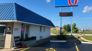 A motel with a blue roof and a sign reading "motel 6". - Motel 6 Sullivan, MO (Sullivan)