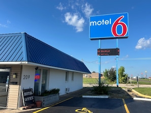 BBQ/picnic Area - Motel 6 Sullivan, MO (Sullivan)
