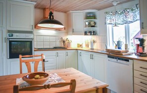 Fridge, oven, stovetop, dishwasher - 3 bedroom nice home in Tving (Tving)