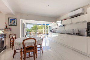 Fridge, microwave, oven, stovetop - Villa 'Ensues' with Sea View, Wi-Fi and Air Conditioning (Ensuès-la-Redonne)