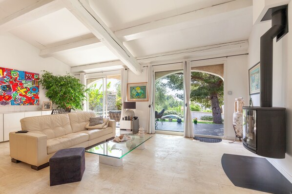 TV, fireplace, DVD player