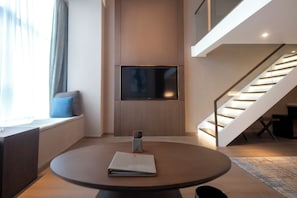 ห้องแฟมิลี่, หลายเตียง (Loft Executive) | ผ้าม่านกันแสง, เตารีด/โต๊ะรีดผ้า, Wi-Fi ฟรี
