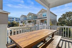 Outdoor dining - Beautiful Beach House in Downtown Myrtle Beach with Quick Access to the Beach! (Myrtle Beach)
