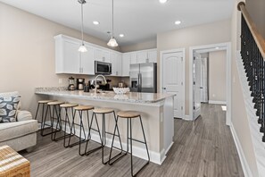 Fridge, microwave, oven, stovetop - Beautiful Beach House in Downtown Myrtle Beach with Quick Access to the Beach! (Myrtle Beach)