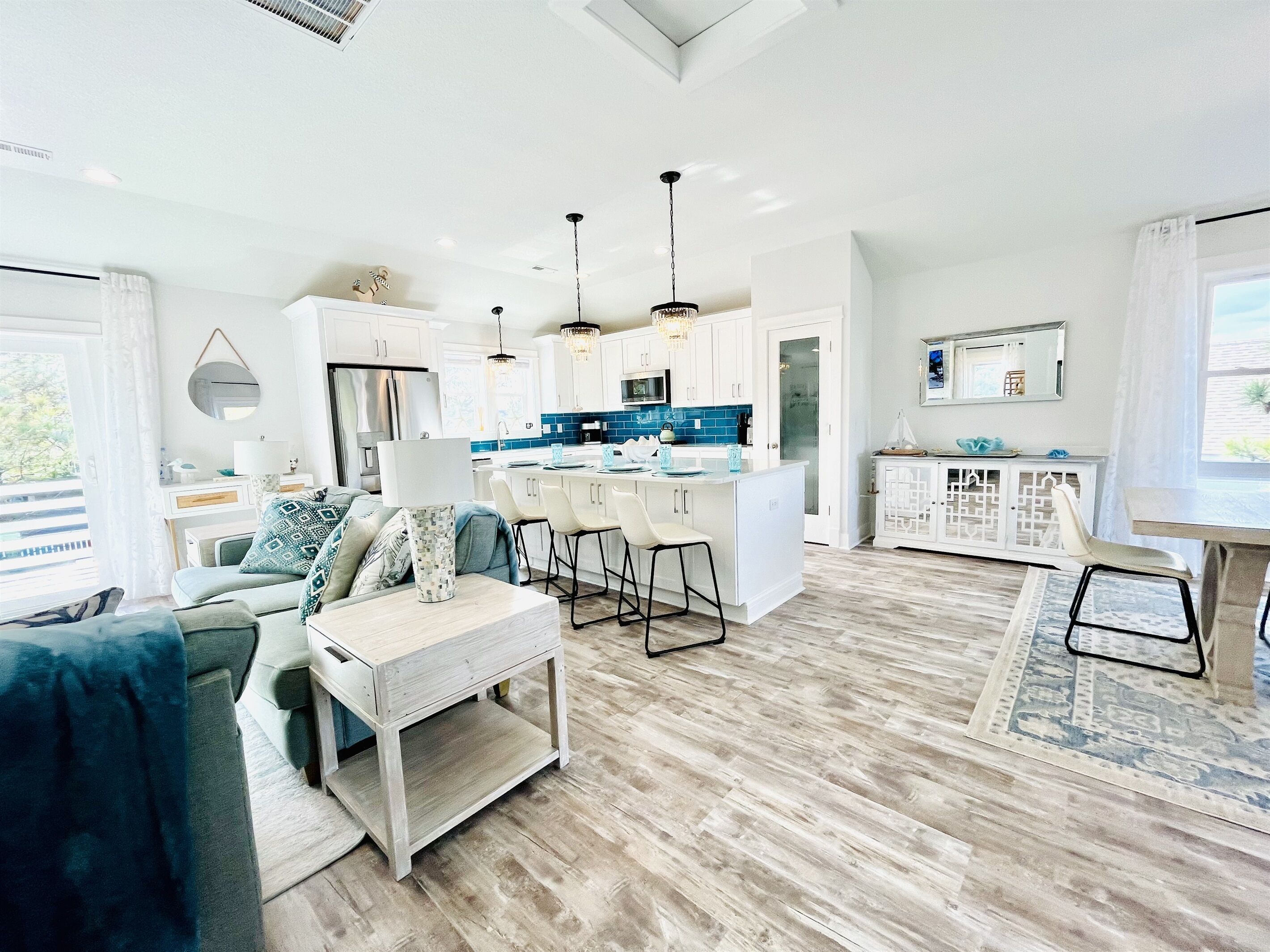 Smart TV, chimenea, futbolito y estéreo 