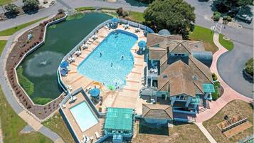 Een verwarmd zwembad