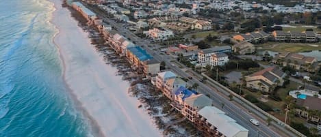 Na praia, espreguiçadeiras, toalhas de praia