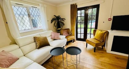 Vintage style Lodge In Windsor! Sleeps 15! Hot Tub!