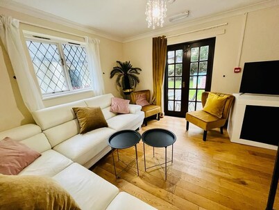 Vintage style Lodge In Windsor! Sleeps 15! Hot Tub!