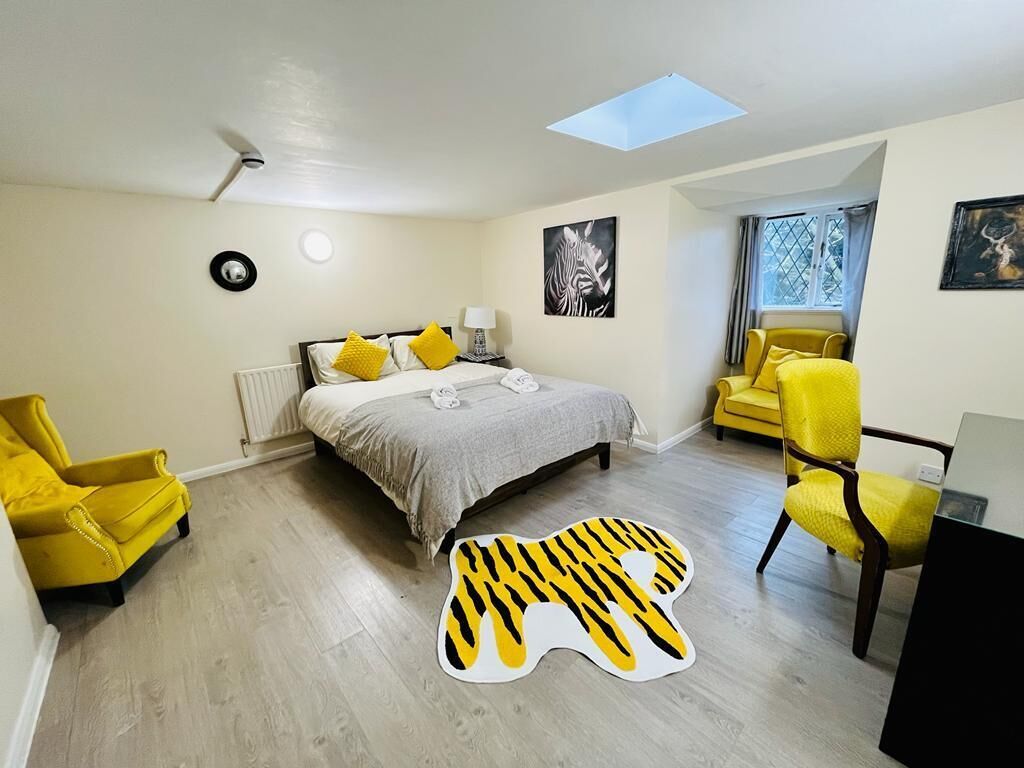 7 bedrooms, iron/ironing board, WiFi, bed sheets