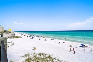 Sulla spiaggia, lettini da mare, teli da spiaggia