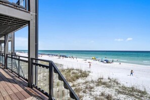 En la playa, camastros y toallas de playa 