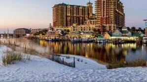 Marina - Gulf Front Luxury-Ocean View Suites! Private Beach (Destin)