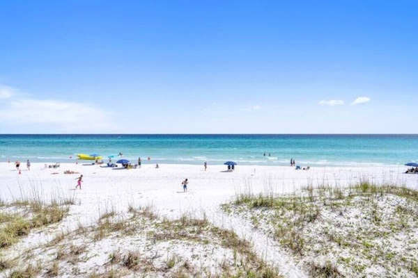 Accommodatie ligt op het strand, ligstoelen, strandlakens