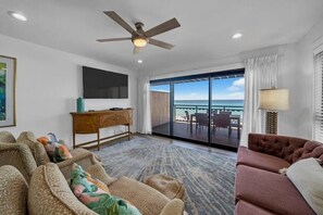 Smart TV, chimenea, libros