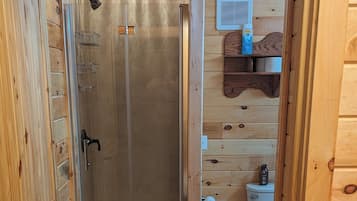 Douche, serviettes fournies, savon, shampoing