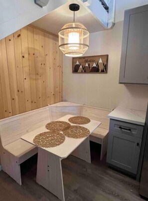 Dining - Mammoth Après Ski 1 Bedroom+Loft, 1 Bath. Pet Friendly! (Mammoth Lakes)