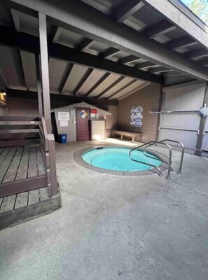 Outdoor pool - Mammoth Après Ski 1 Bedroom+Loft, 1 Bath. Pet Friendly! (Mammoth Lakes)