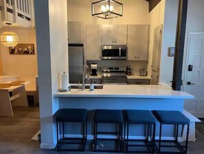 Fridge, microwave, oven, stovetop - Mammoth Après Ski 1 Bedroom+Loft, 1 Bath. Pet Friendly! (Mammoth Lakes)