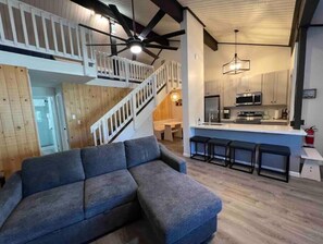 Living area - Mammoth Après-Ski Loft – Central & Pet Friendly (Mammoth Lakes)