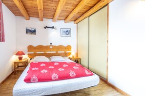 2 bedrooms, desk, iron/ironing board, free WiFi