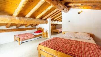 2 habitaciones, escritorio, tabla de planchar con plancha y wifi gratis