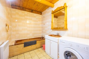 Shower, free toiletries, hair dryer