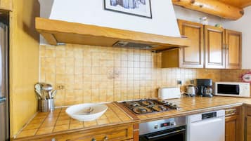 雪櫃、微波爐、焗爐、爐具