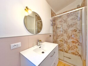Dusche, Haartrockner, Bademäntel, Hausschuhe