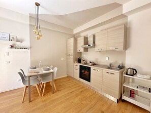 Fridge, oven, stovetop, coffee/tea maker - BeHappyS[Charming Balcony]-Near the centre&Rizzoli (Bologna)