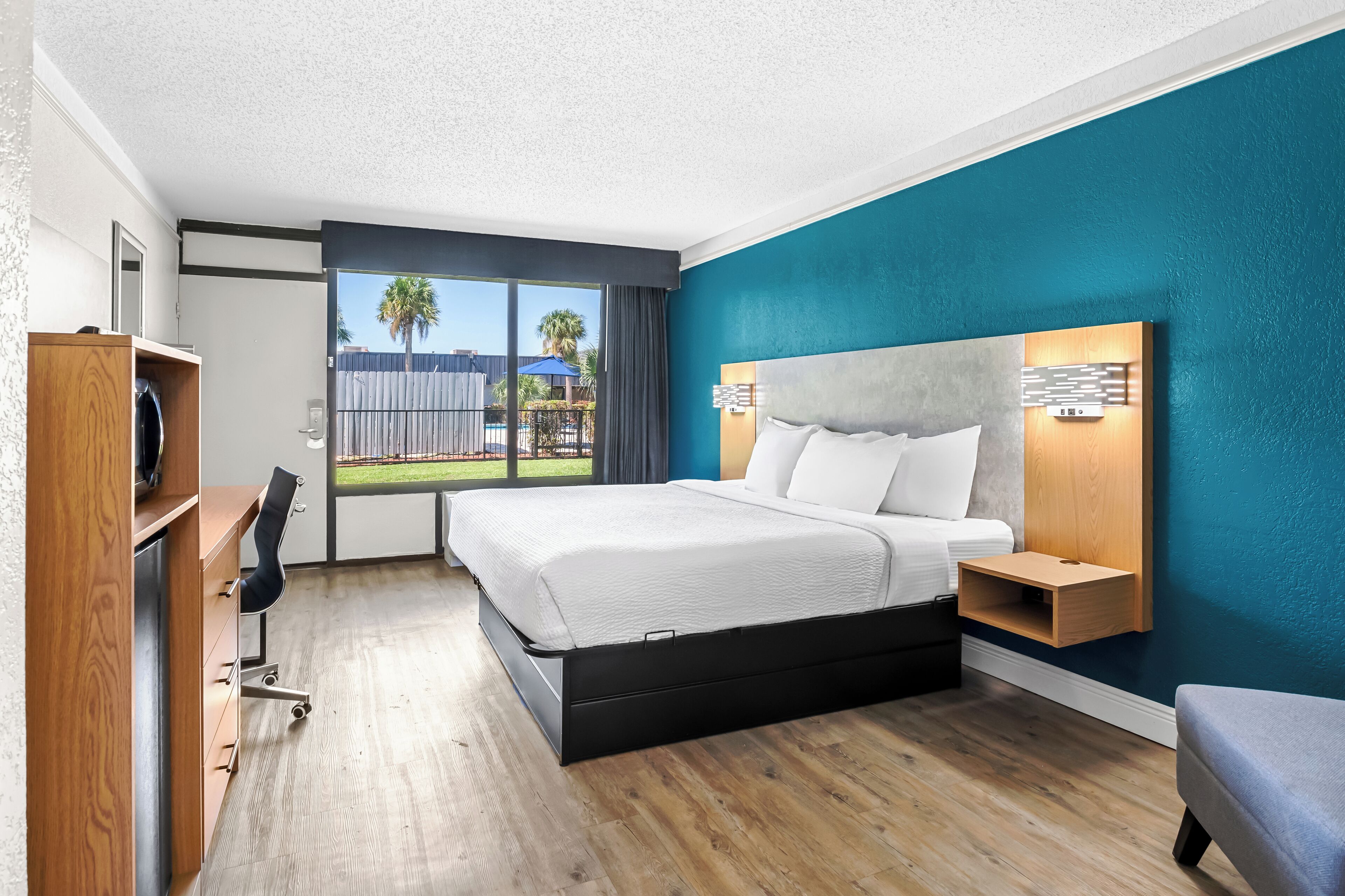 Standard Room, 1 King Bed, Non Smoking | Desk, iron/ironing board, free WiFi