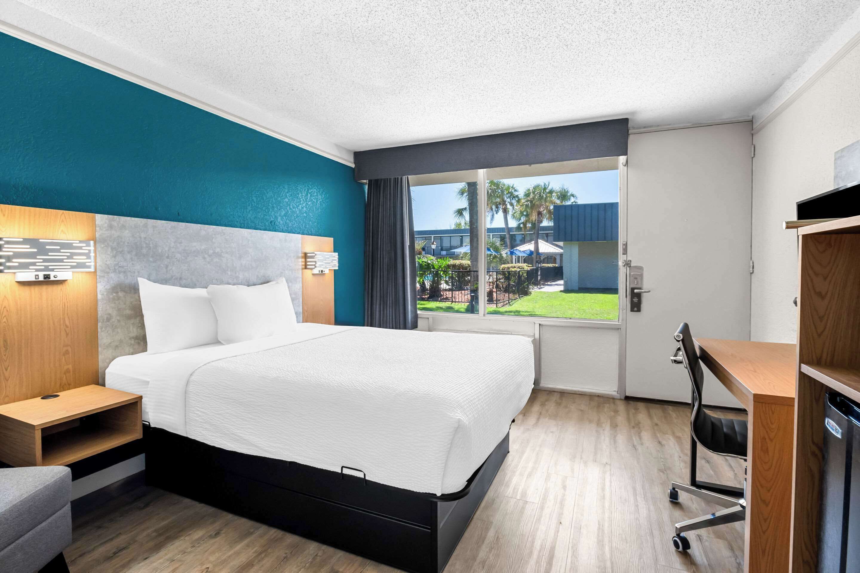 客房, 1 張加大雙人床, 無障礙, 非吸煙房 | 書桌、熨斗/熨衫板、免費 Wi-Fi